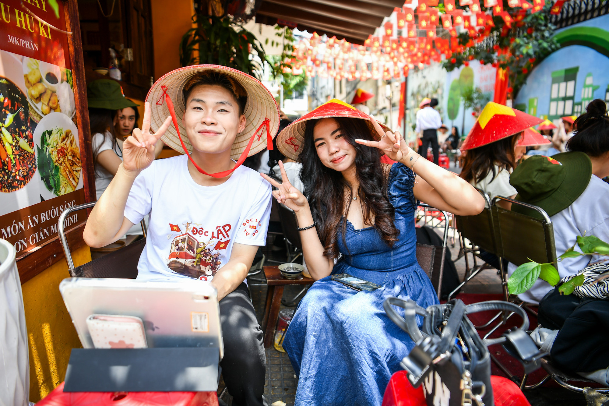 Lê Hữu Duy và Anh Thư (bên phải) đang tận hưởng những khoảng thời gian rất ý nghĩa trong ngày vui của đất nước.