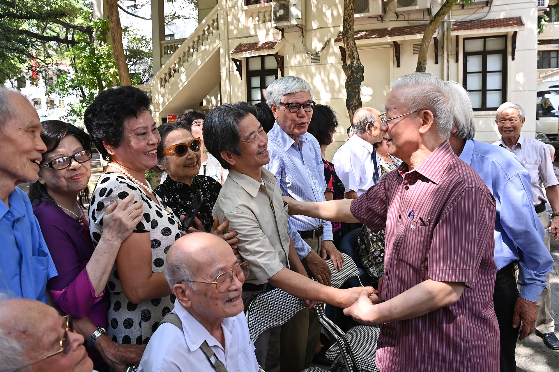 Tổng Bí thư Nguyễn Phú Trọng bắt tay, chào hỏi mọi người trong lớp.