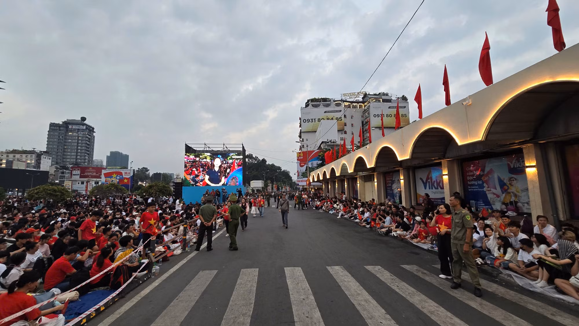 4 giờ sáng, các vị trí đã "đâu vào đấy", sẵn sàng cho những hình ảnh đầu tiên.