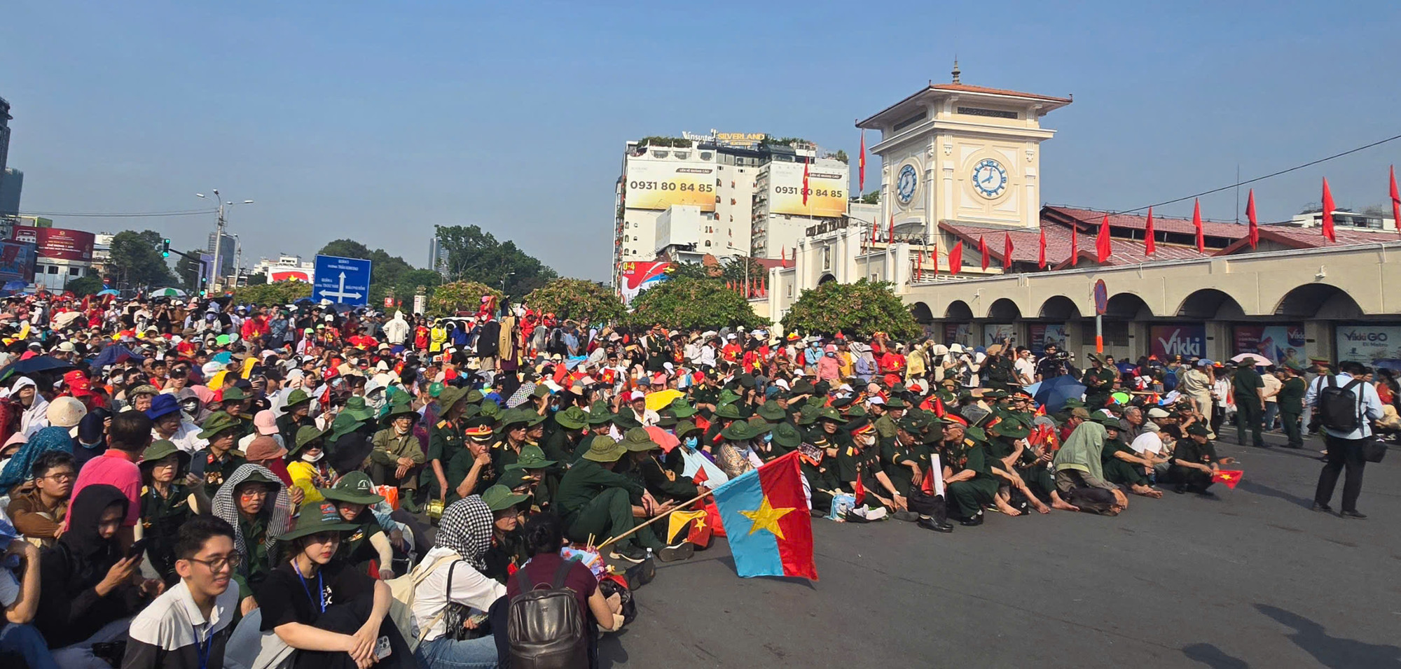 Dưới cái nóng gần 40 độ C nhưng ngã tư khu vực chợ Bến Thành vẫn "chật cứng" người. Dưới cái nóng gần 40 độ C nhưng ngã tư khu vực chợ Bến Thành vẫn "chật cứng" người.