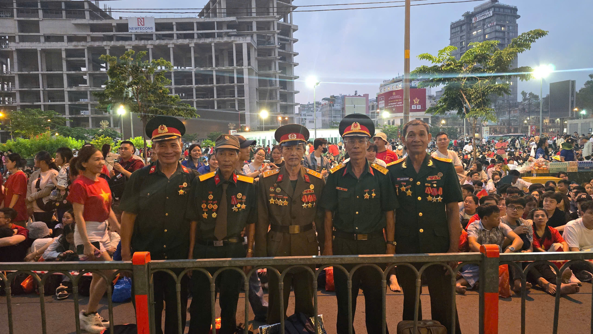 Dạo quanh phố phường, liên tục là những cái bắt tay, những nụ cười của những người đồng đội cũ gặp lại nhau sau nhiều năm tháng chiến đấu. Dạo quanh phố phường, liên tục là những cái bắt tay, những nụ cười của những người đồng đội cũ gặp lại nhau sau nhiều năm tháng chiến đấu.
