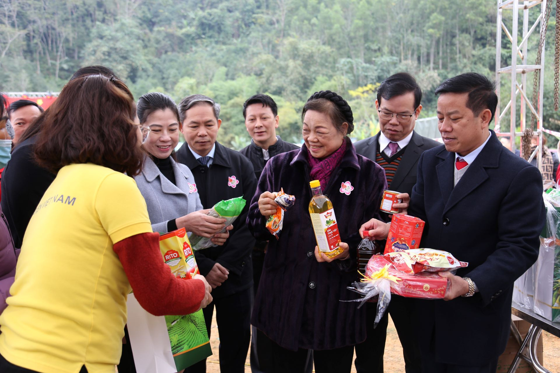 Đồng chí Hà Thị Khiết, Nguyên Bí thư Trung ương Đảng, nguyên Trưởng Ban Dân vận Trung ương tặng quà các hộ gia đình chính sách.
