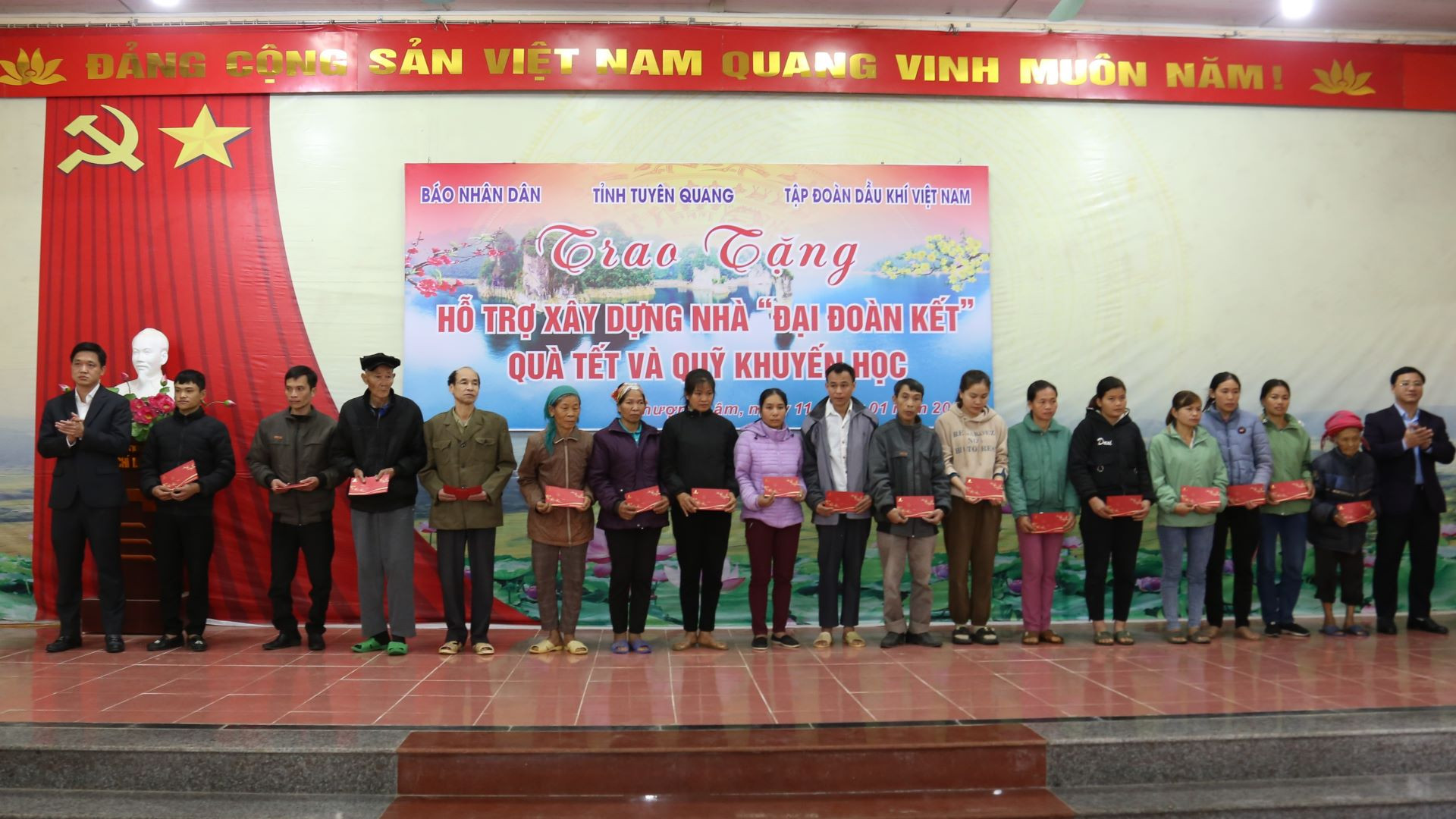 Đại diện Báo Nhân Dân và Tập đoàn dầu khí Việt Nam tặng quà cho các hộ gia đình có hoàn cảnh khó khăn.