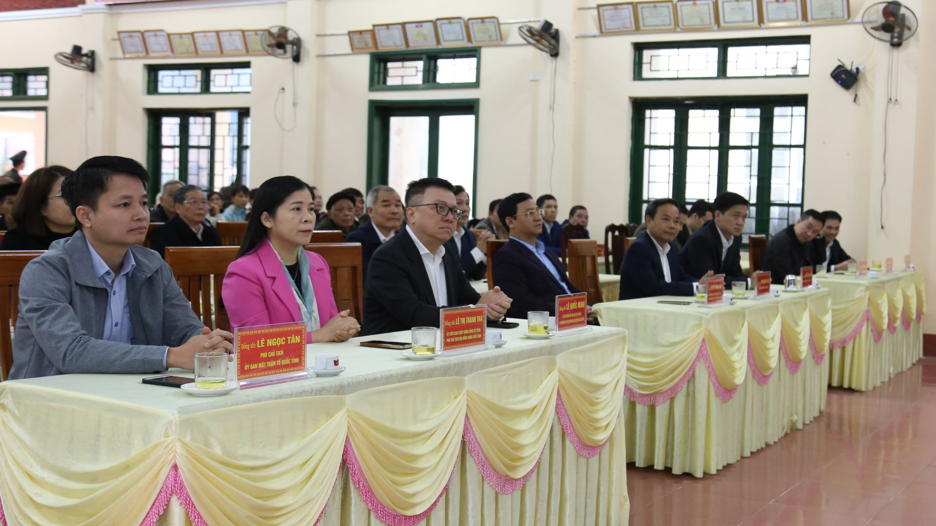 Các đại biểu tham dự buổi lễ.