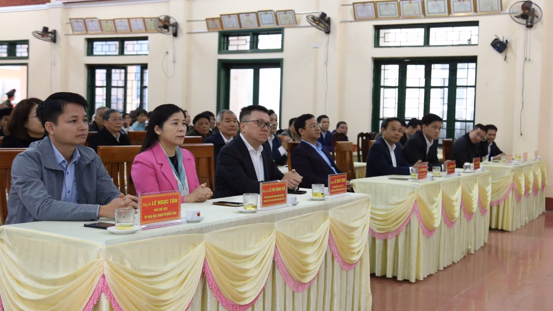Các đại biểu tham dự buổi lễ.