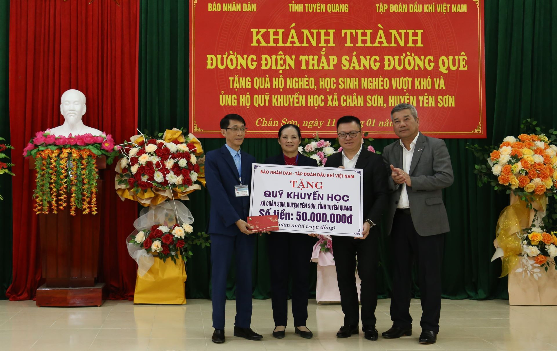Lãnh đạo Báo Nhân Dân và Tập đoàn dầu khí Việt Nam trao 50 triệu đồng cho Quỹ khuyến học xã Chân Sơn.