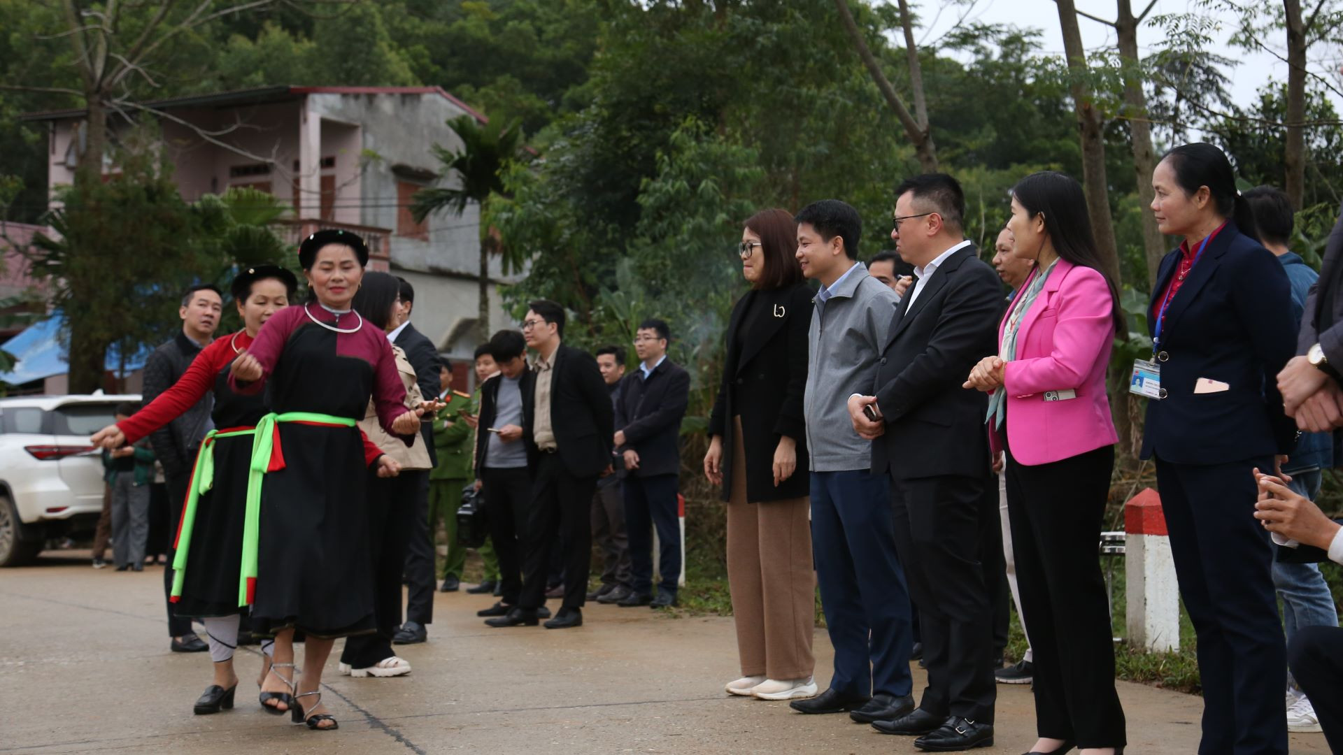 Niềm vui của người dân địa phương trong buổi lễ đầy ý nghĩa.