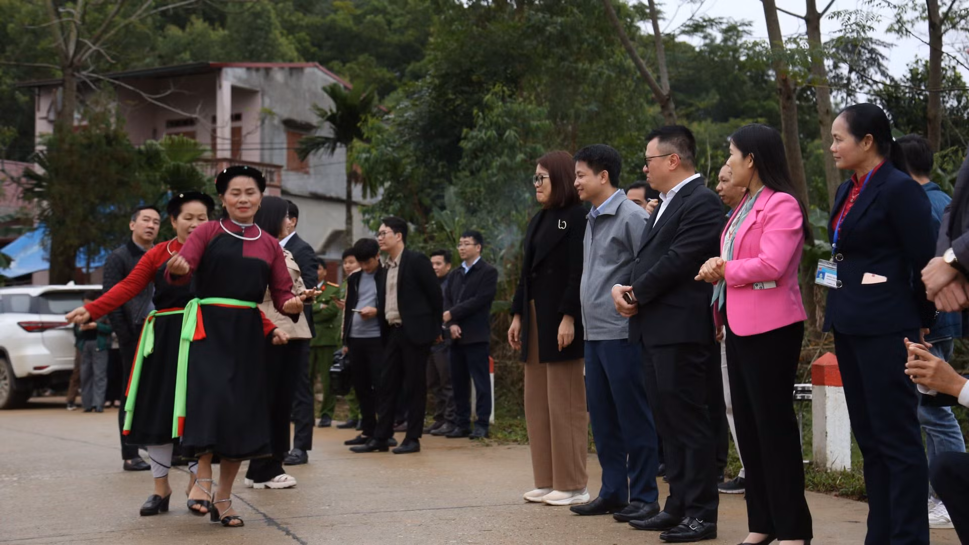 Niềm vui của người dân địa phương trong buổi lễ đầy ý nghĩa.