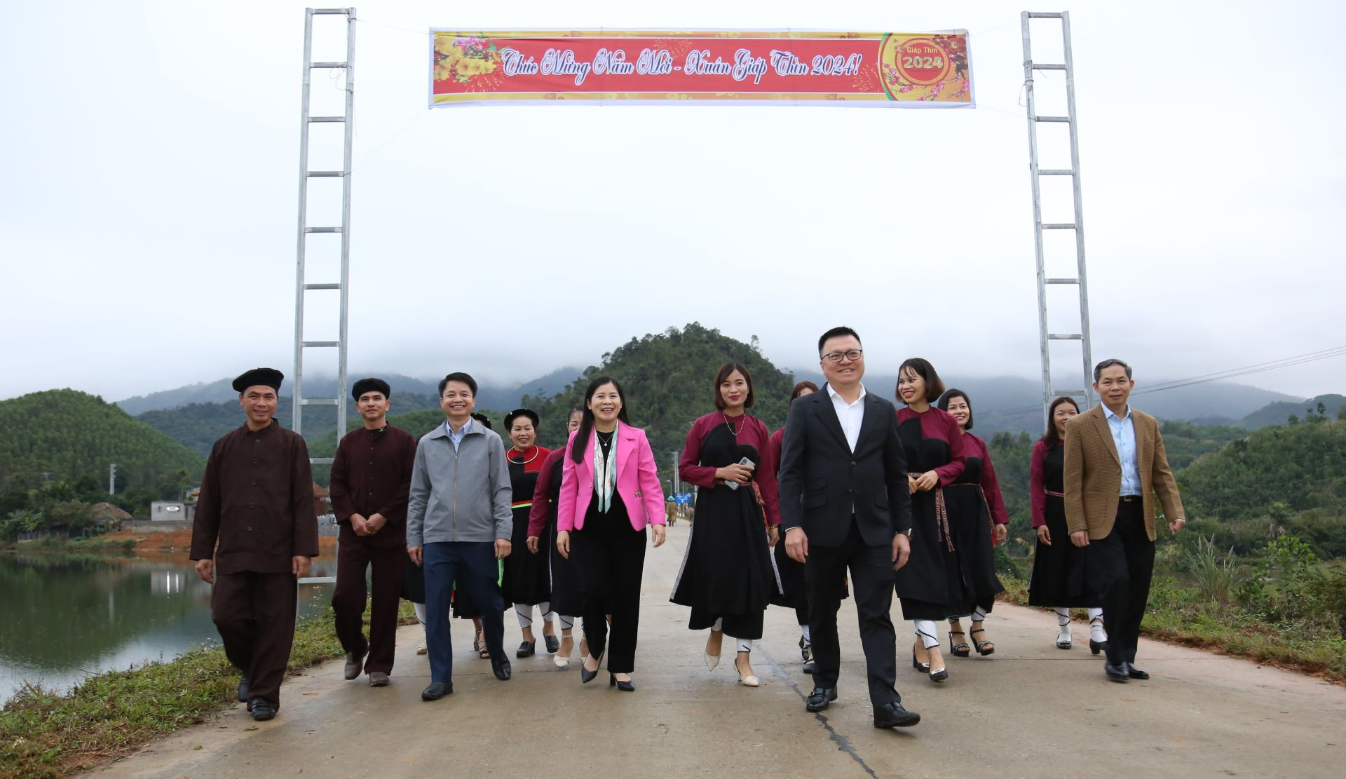 [Ảnh] Báo Nhân Dân và Tập đoàn dầu khí Việt Nam tặng nhà tình nghĩa và quỹ khuyến học tại Tuyên Quang ảnh 16