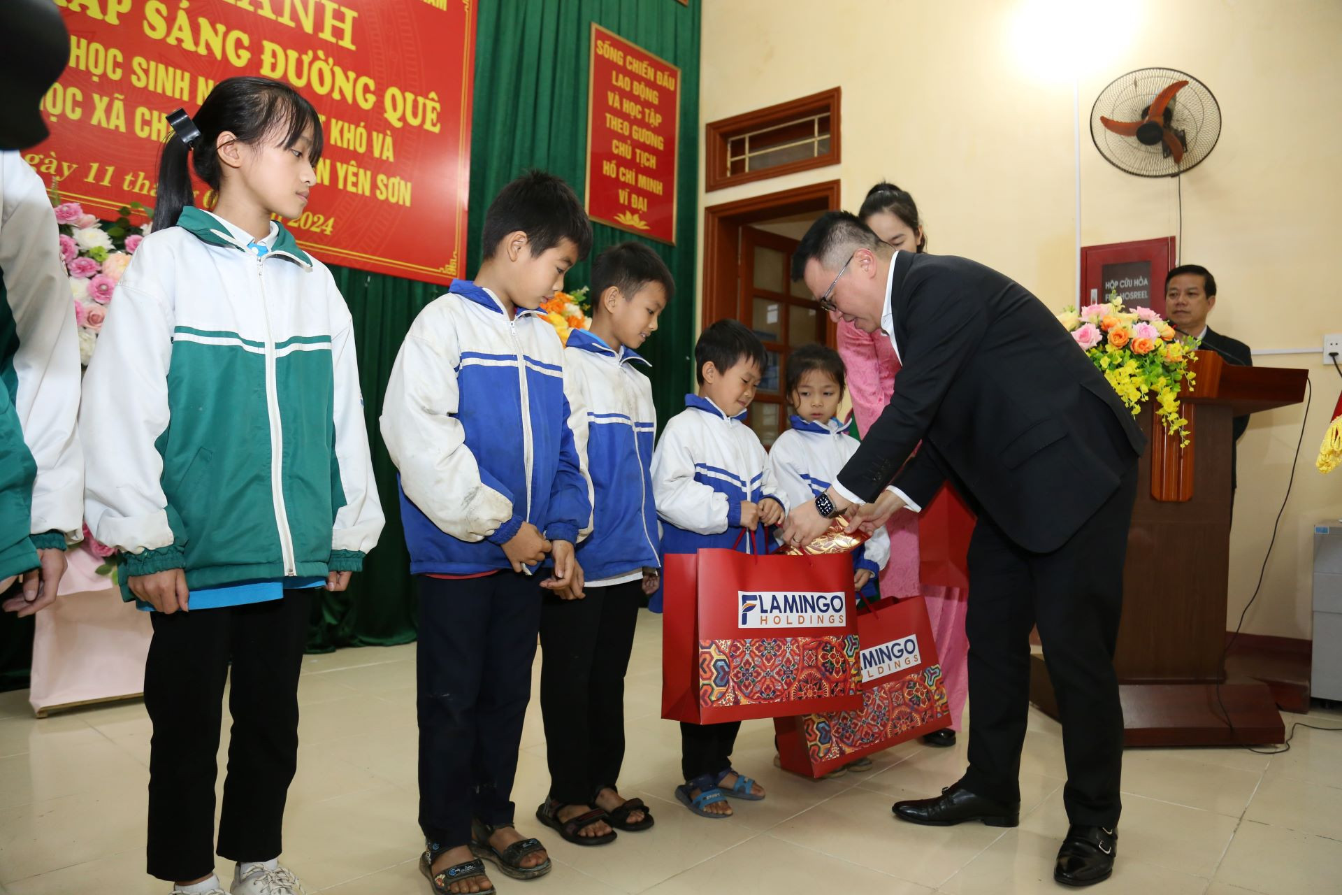 Đồng chí Lê Quốc Minh tặng quà cho các em nhỏ có hoàn cảnh khó khăn.