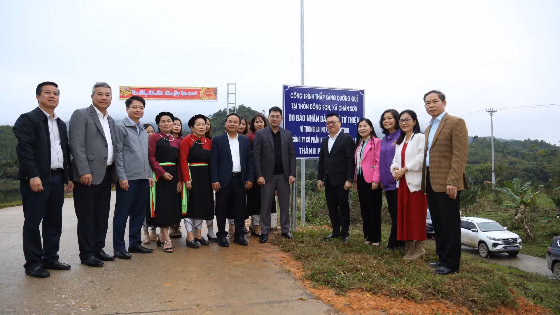 Các đại biểu khánh thành đường điện thắp sáng tại thôn Động Sơn, xã Chân Sơn, huyện Yên Sơn, tỉnh Tuyên Quang.