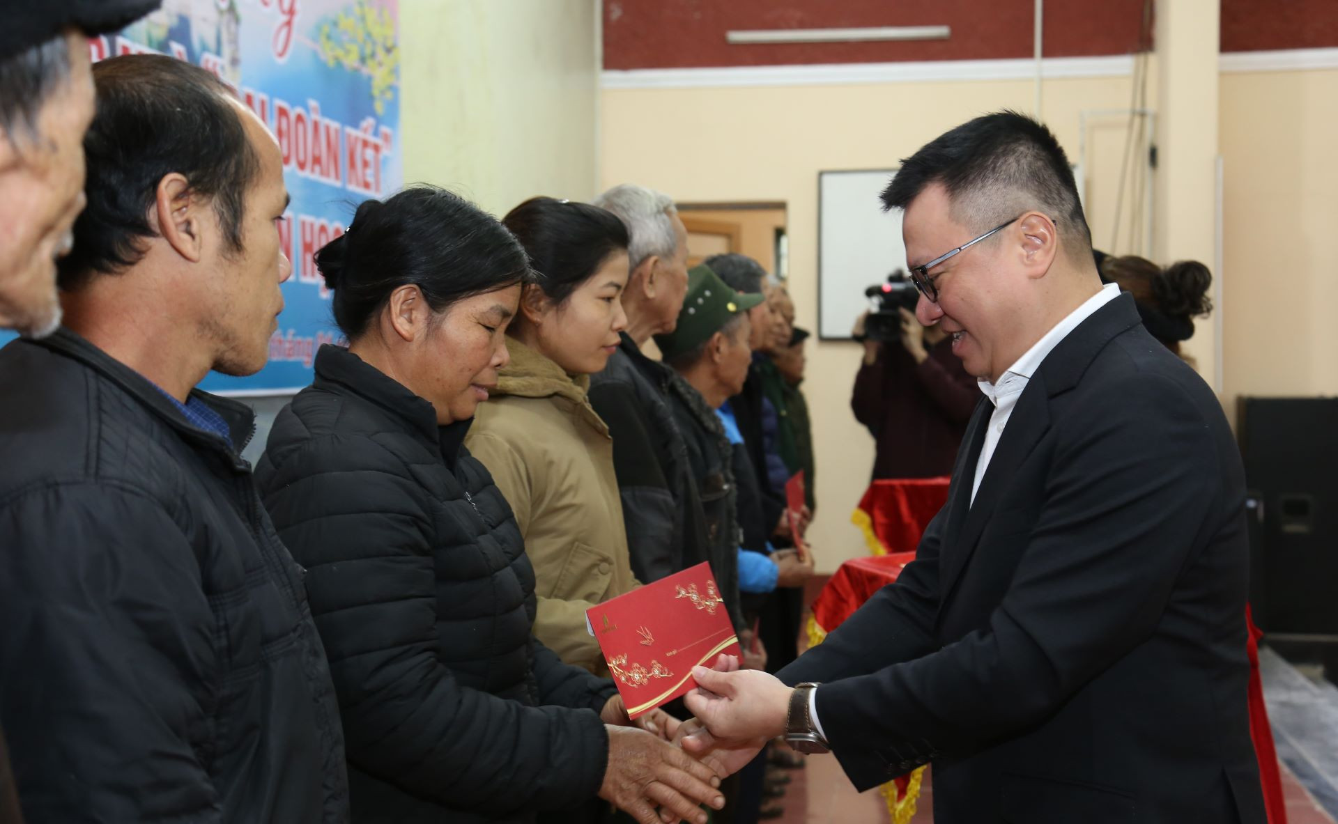 Đồng chí Lê Quốc Minh tặng quà cho các hộ gia đình có hoàn cảnh khó khăn tại xã Thượng Lâm.