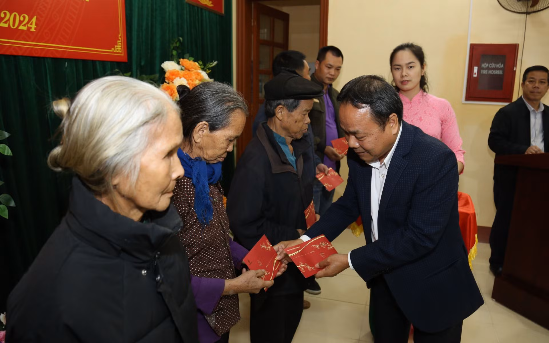 Đồng chí Đinh Như Hoan, Phó Tổng Biên tập Báo Nhân Dân trao quà cho các hộ gia đình khó khăn.