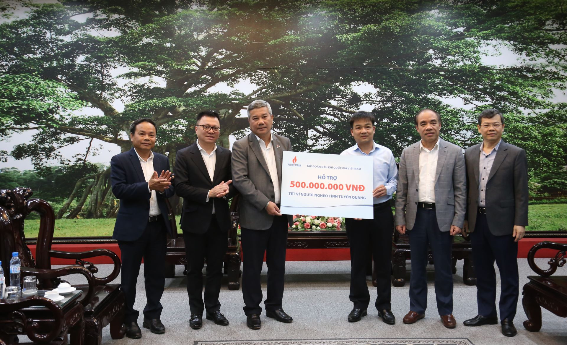 Báo Nhân Dân và Tập đoàn dầu khí Việt Nam đã trao 500 triệu đồng cho quỹ Tết vì người nghèo tỉnh Tuyên Quang.