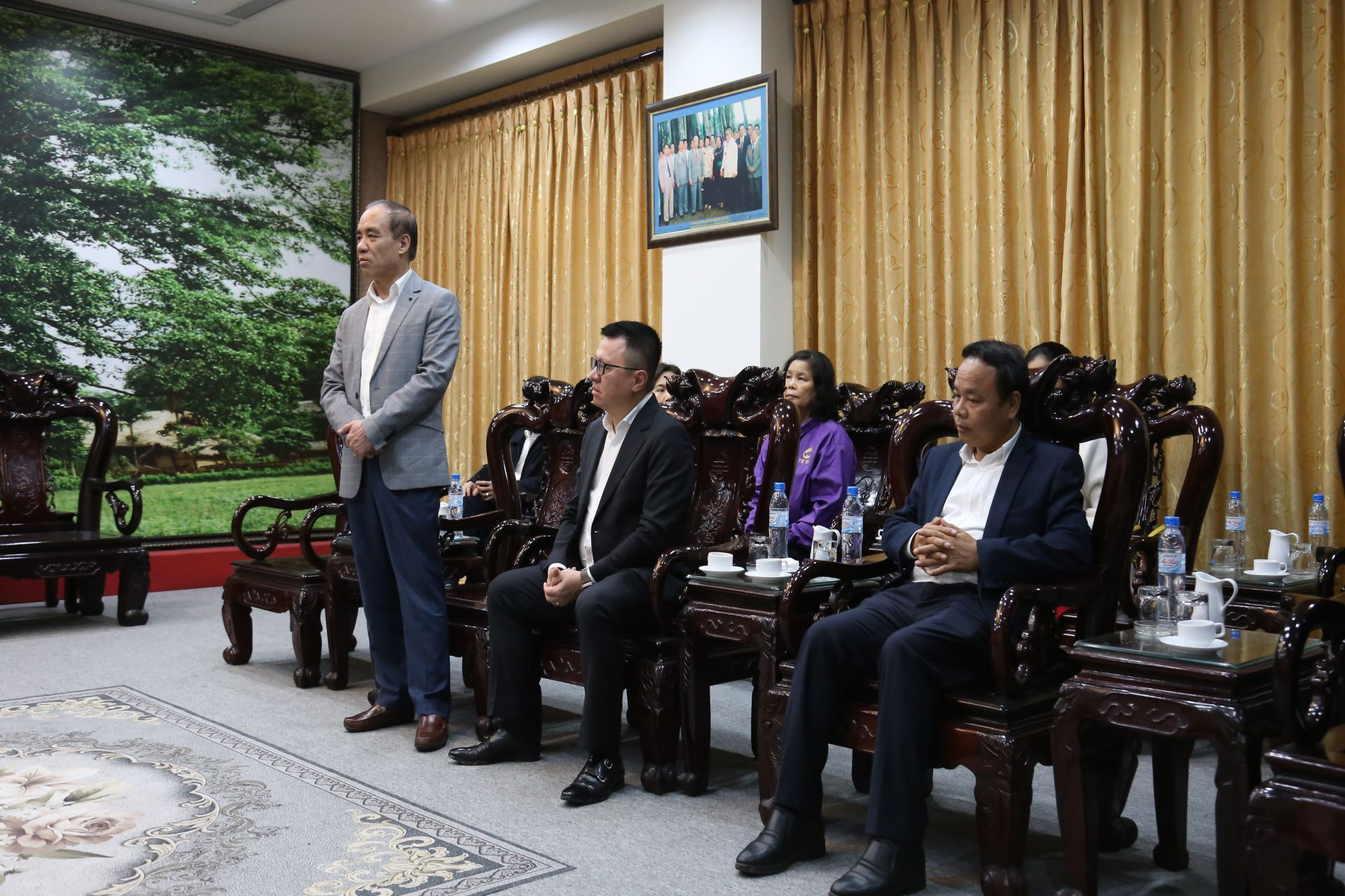 Đồng chí Chẩu Văn Lâm, Ủy viên Trung ương Đảng, Bí thư Tỉnh ủy, Trưởng Đoàn đại biểu Quốc hội tỉnh Tuyên Quang cảm ơn những tình cảm, sự quan tâm của Báo Nhân Dân, Tập đoàn dầu khí Việt Nam và các nhà tài trợ.