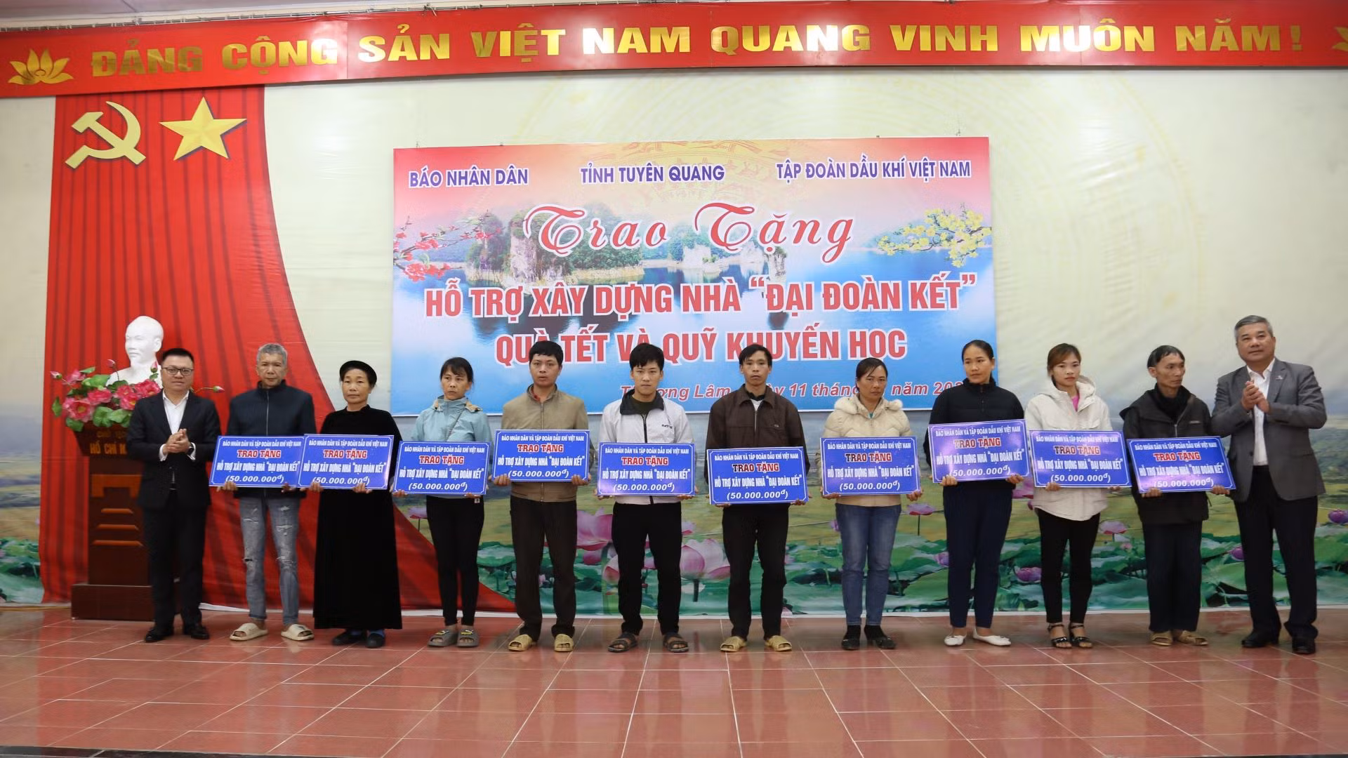 Lãnh đạo Báo Nhân Dân và lãnh đạo Tập đoàn dầu khí Việt Nam trao biểu trưng hỗ trợ cho 10 hộ nghèo, gia đình chính sách tại xã Thượng Lâm, huyện Lâm Bình, tỉnh Tuyên Quang.