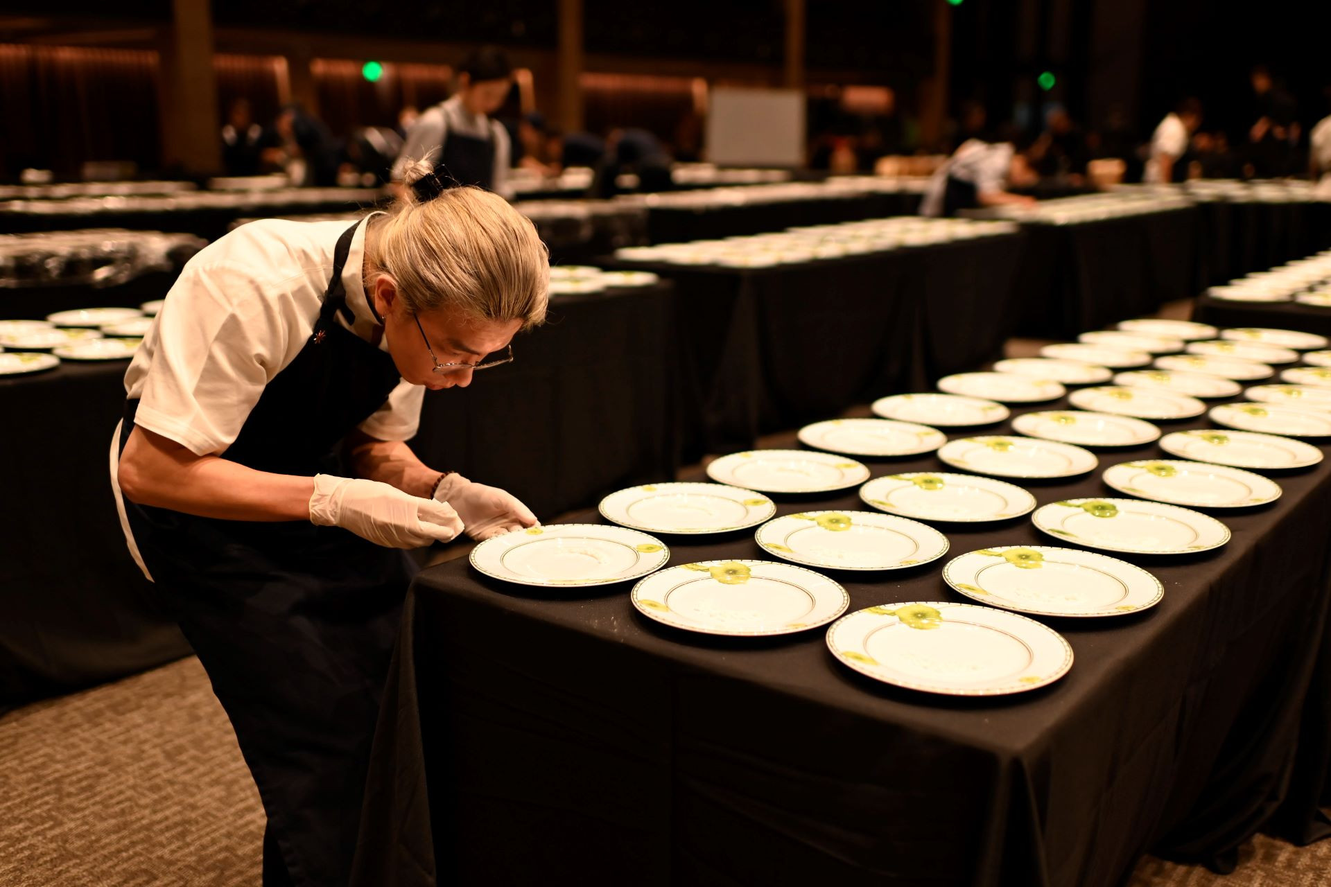 Tối 6/6, Michelin Guide công bố danh sách những nhà hàng, quán ăn đầu tiên đạt sao Michelin tại Hà Nội và Thành phố Hồ Chí Minh. Sự kiện này là cột mốc mới cho ẩm thực Việt. Tối 6/6, Michelin Guide công bố danh sách những nhà hàng, quán ăn đầu tiên đạt sao Michelin tại Hà Nội và Thành phố Hồ Chí Minh. Sự kiện này là cột mốc mới cho ẩm thực Việt.