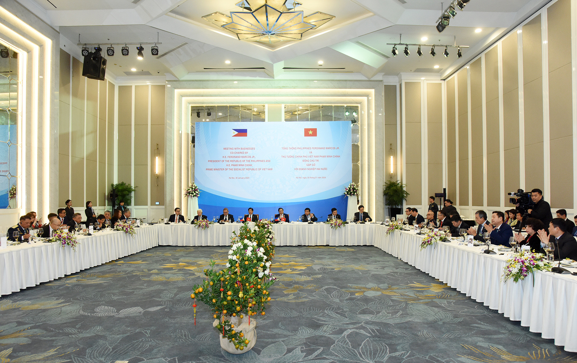Thủ tướng Phạm Minh Chính và Tổng thống Philippines Ferdinand Marcos Jr. đồng chủ trì cuộc gặp gỡ với doanh nghiệp tiêu biểu của Việt Nam-Philippines trong các lĩnh vực phát triển hạ tầng, thương mại, bất động sản, ô-tô điện, hàng không, công nghệ thông tin, thực phẩm, năng lượng, công nghiệp dược, giáo dục-đào tạo...