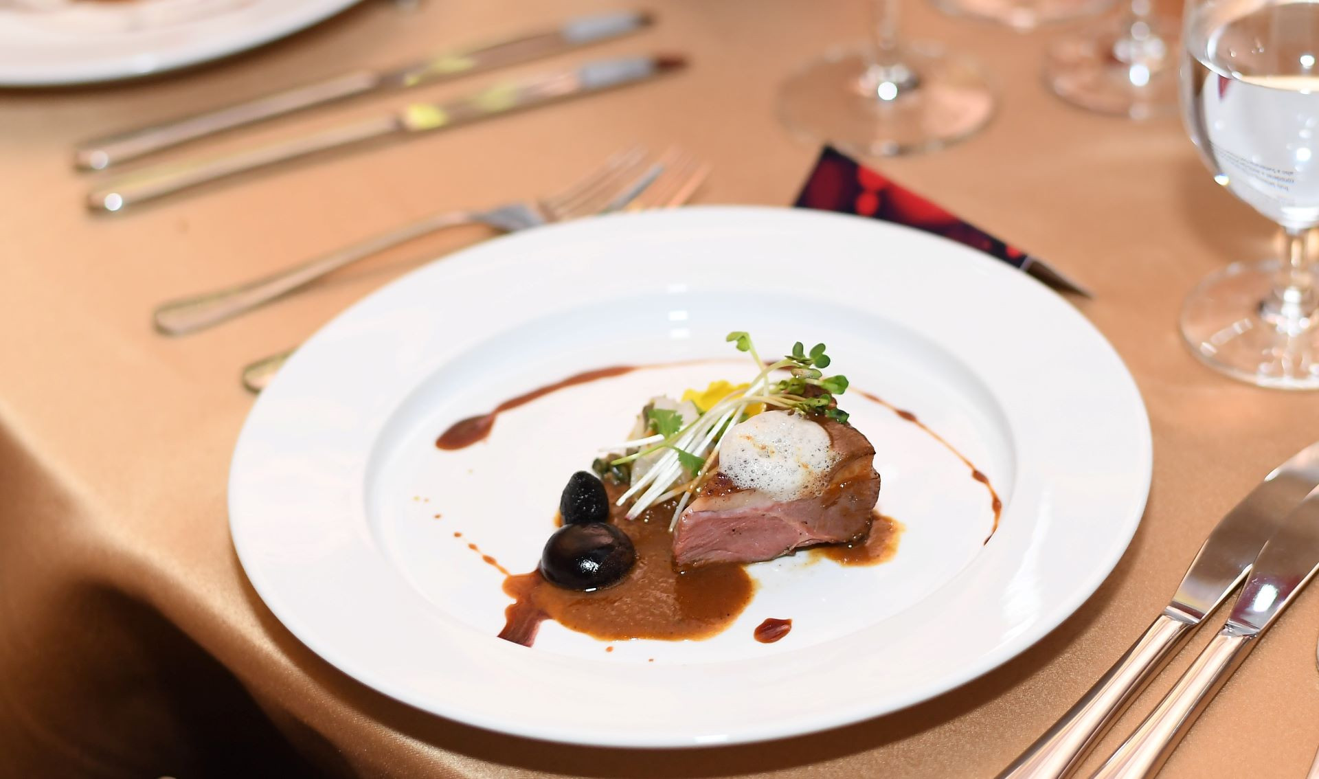 Ức vịt nướng kèm sốt cá. Ức vịt nướng kèm sốt cá.