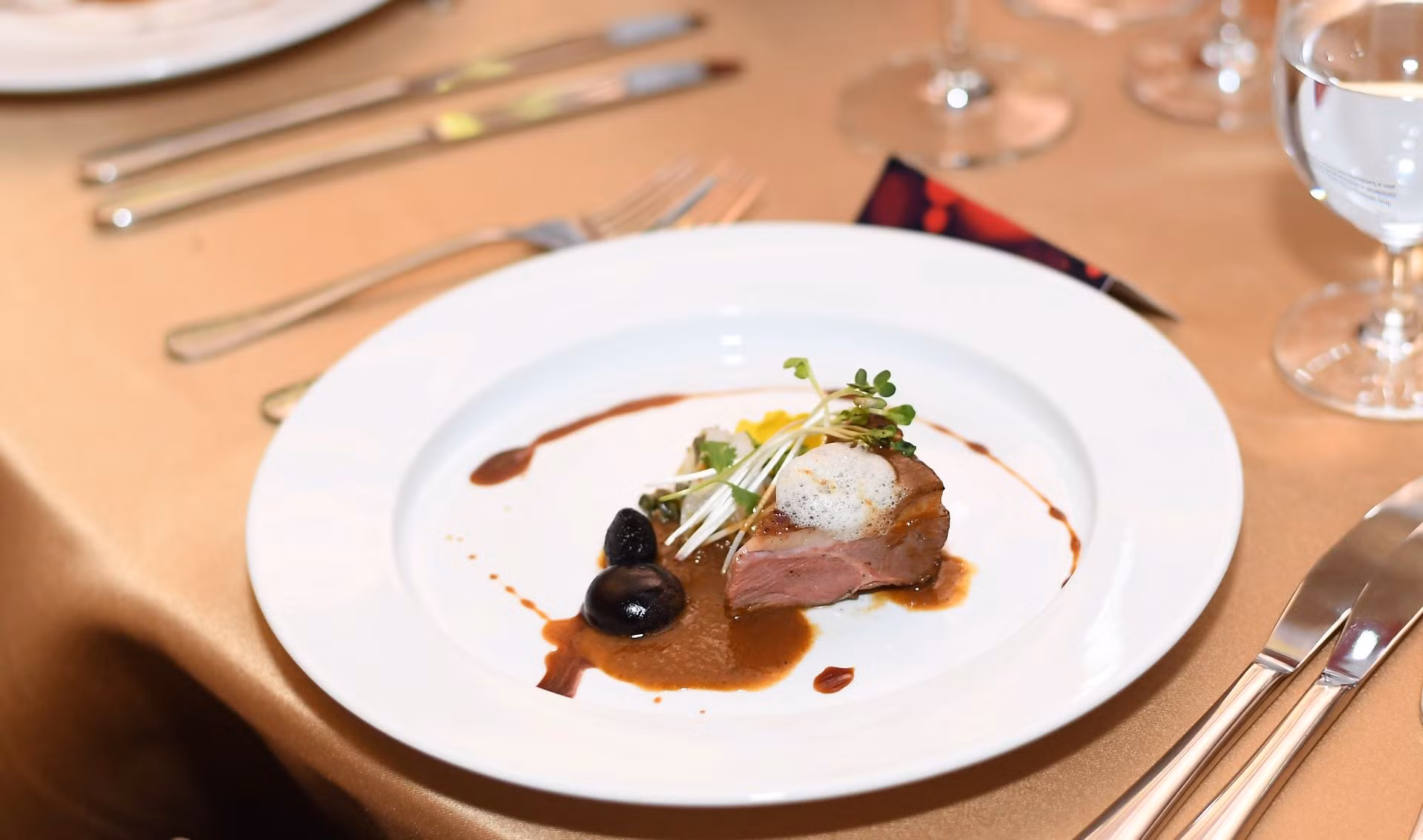 Ức vịt nướng kèm sốt cá.