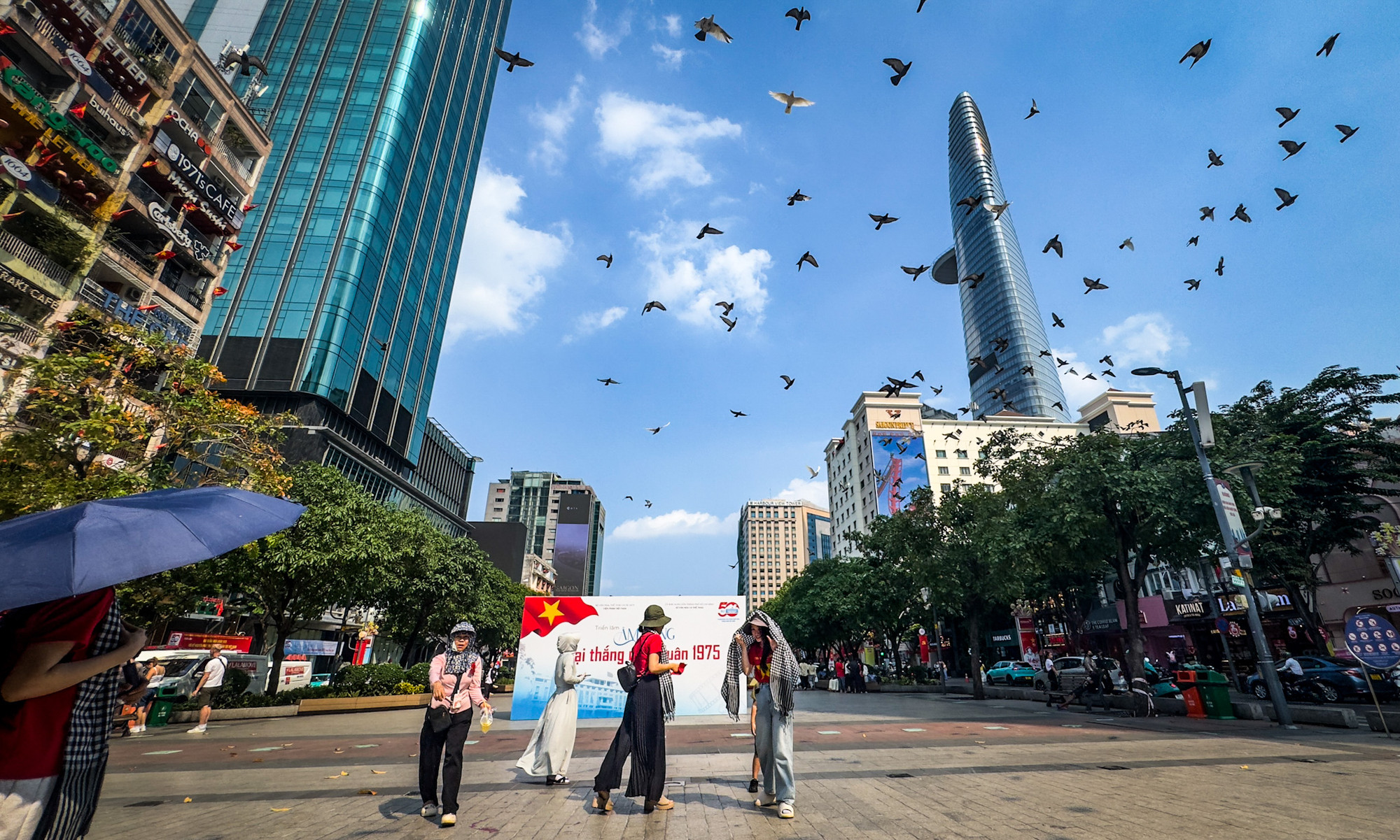 Du khách chụp hình lưu lại những kỷ niệm đẹp trong ngày vui của Thành phố mang tên Bác.