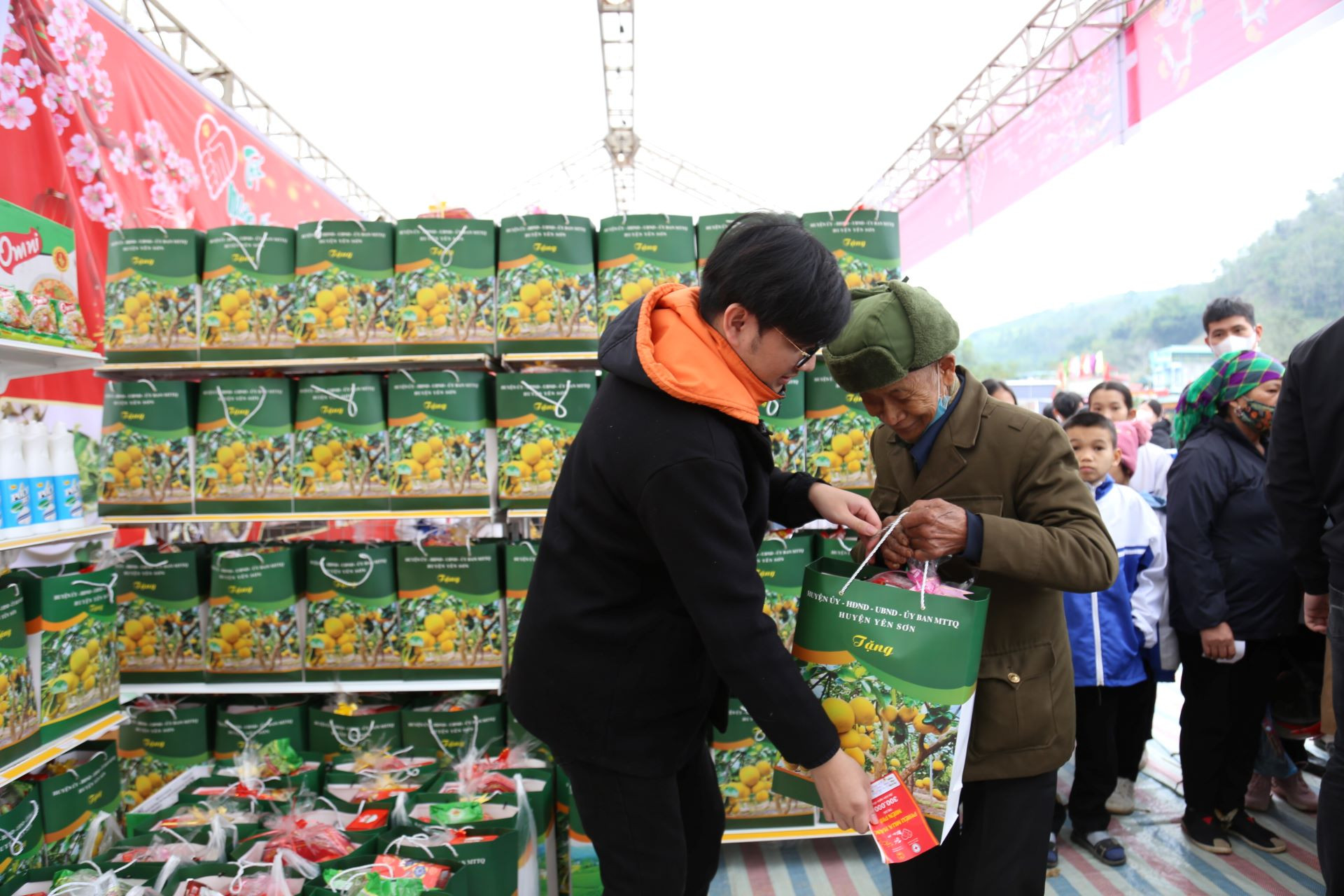 “Hội chợ Nhân ái” Xuân Giáp Thìn năm 2024 là hoạt động văn hóa - thương mại nhằm tăng cường xúc tiến thương mại, thúc đẩy tiêu thụ sản phẩm của các doanh nghiệp, hợp tác xã trên địa bàn huyện.