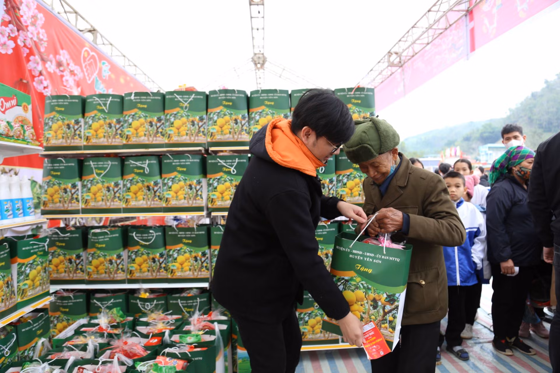 “Hội chợ Nhân ái” Xuân Giáp Thìn năm 2024 là hoạt động văn hóa - thương mại nhằm tăng cường xúc tiến thương mại, thúc đẩy tiêu thụ sản phẩm của các doanh nghiệp, hợp tác xã trên địa bàn huyện.