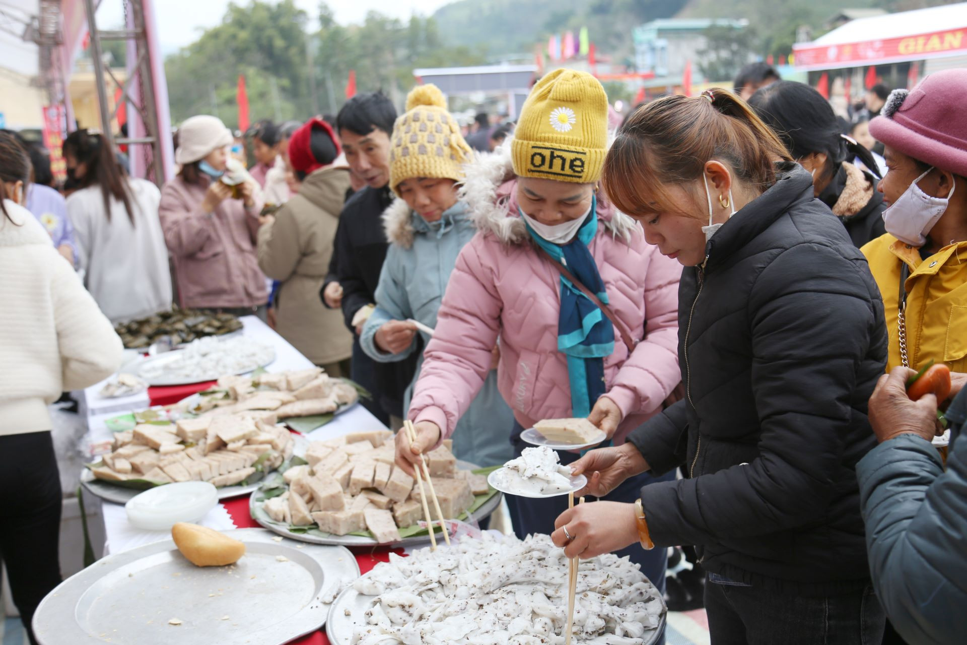 Các sản phẩm đạt tiêu chuẩn, chất lượng, bảo đảm an toàn vệ sinh thực phẩm được giới thiệu tới người dân.