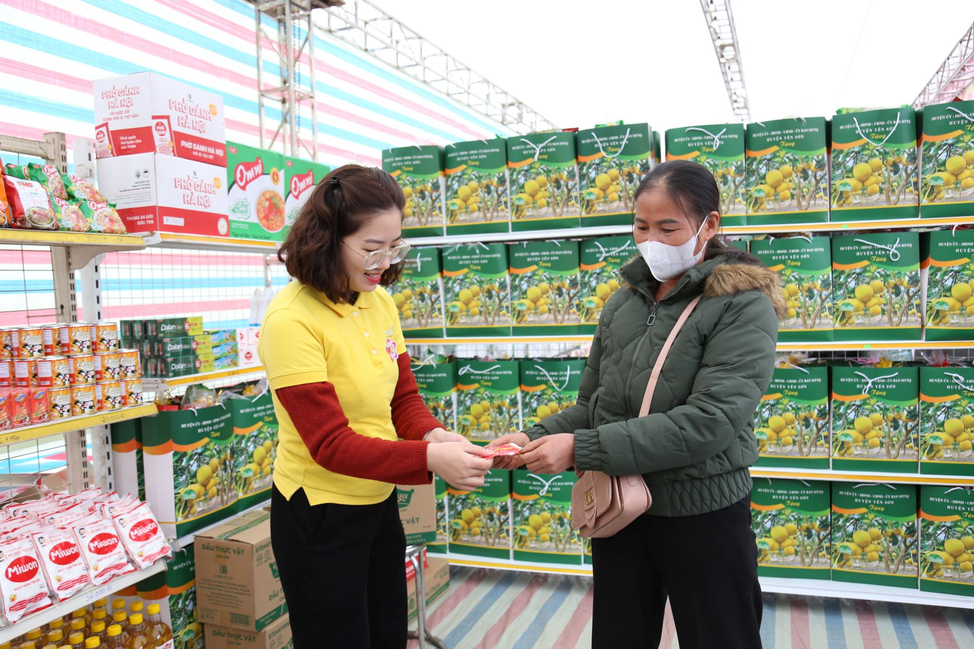 Các phần quà mang giá trị thiết thực cho cuộc sống được trao tới người dân.