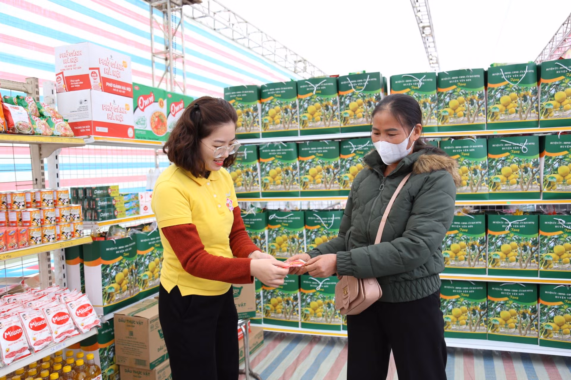 Các phần quà mang giá trị thiết thực cho cuộc sống được trao tới người dân.