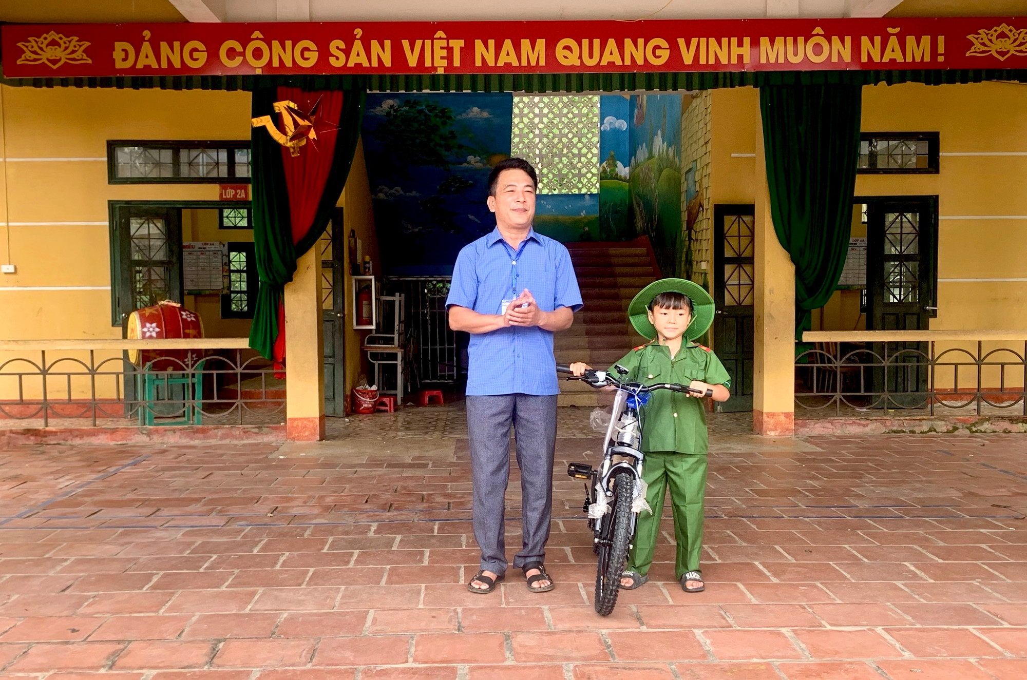 Những món quà nhỏ chắp cánh thêm hy vọng của những em học sinh vô tư và hồn nhiên.