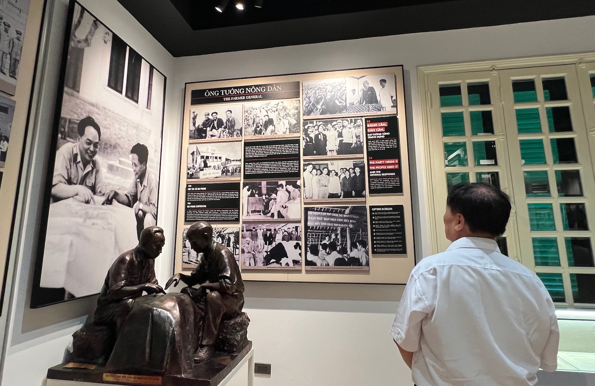 Khách tham quan ngược dòng lịch sử với những trang viết. Khách tham quan ngược dòng lịch sử với những trang viết.