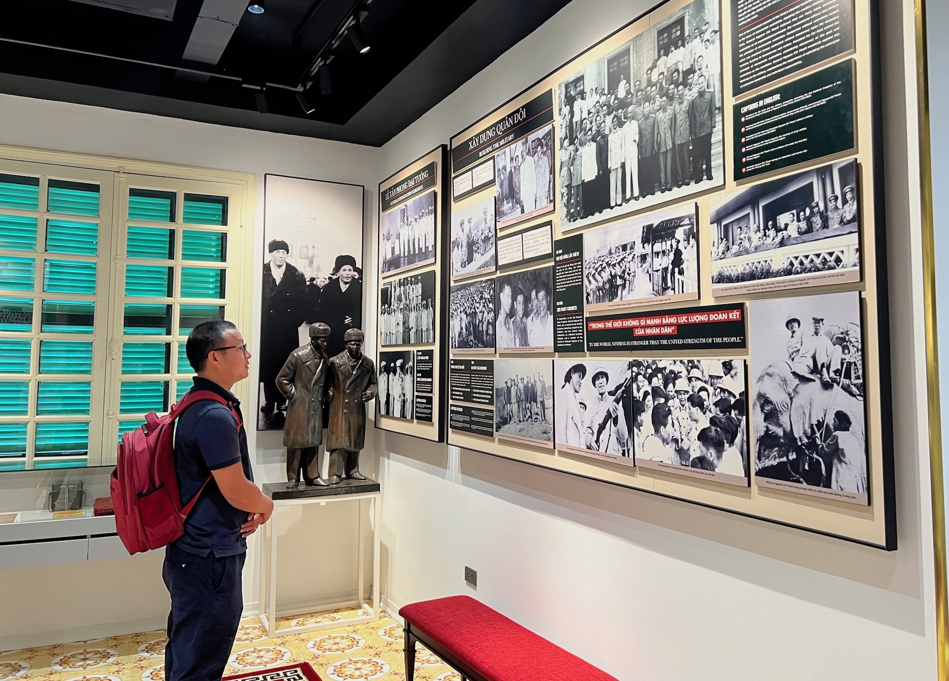 Một góc bảo tàng với những tấm hình hoạt động qua các thời kỳ của Bác Hồ và Đại tướng Nguyễn Chí Thanh. Một góc bảo tàng với những tấm hình hoạt động qua các thời kỳ của Bác Hồ và Đại tướng Nguyễn Chí Thanh.