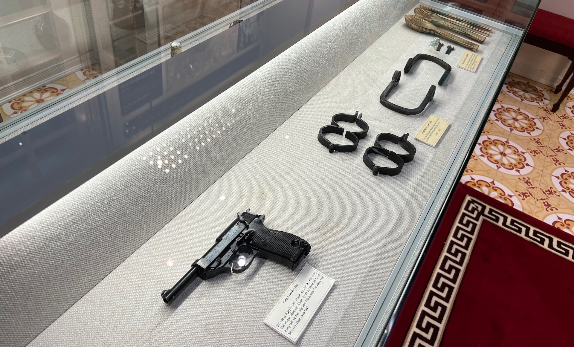 Các kỷ vật gắn bó với Đại tướng trong cuộc sống hằng ngày hay chiếc cùm sắt giam giữ đại tướng cũng được lưu trữ tại đây. Các kỷ vật gắn bó với Đại tướng trong cuộc sống hằng ngày hay chiếc cùm sắt giam giữ đại tướng cũng được lưu trữ tại đây.