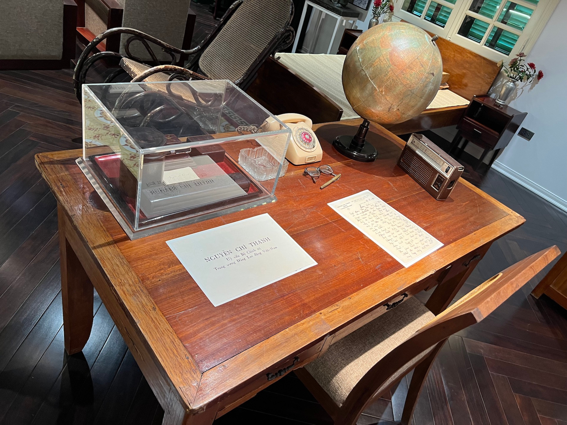 Chiếc bàn làm việc của cố Đại tướng được phục dựng. Chiếc bàn làm việc của cố Đại tướng được phục dựng.