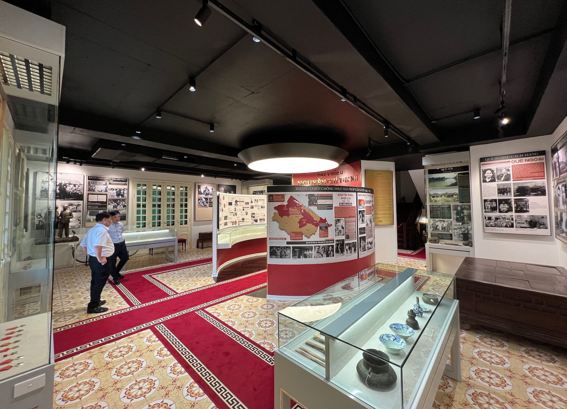 Bảo tàng đang lưu giữ hơn 300 bức ảnh, 220 hiện vật, hơn 150 tài liệu giấy, 23 pho tượng đồng. Bảo tàng đang lưu giữ hơn 300 bức ảnh, 220 hiện vật, hơn 150 tài liệu giấy, 23 pho tượng đồng.