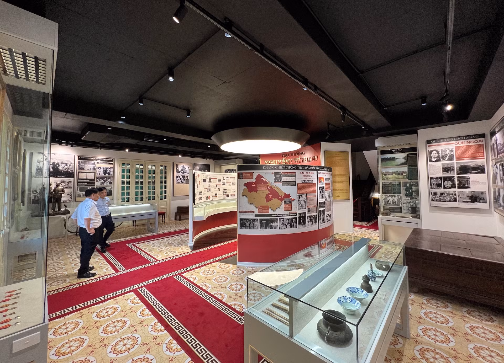 Bảo tàng đang lưu giữ hơn 300 bức ảnh, 220 hiện vật, hơn 150 tài liệu giấy, 23 pho tượng đồng. Bảo tàng đang lưu giữ hơn 300 bức ảnh, 220 hiện vật, hơn 150 tài liệu giấy, 23 pho tượng đồng.