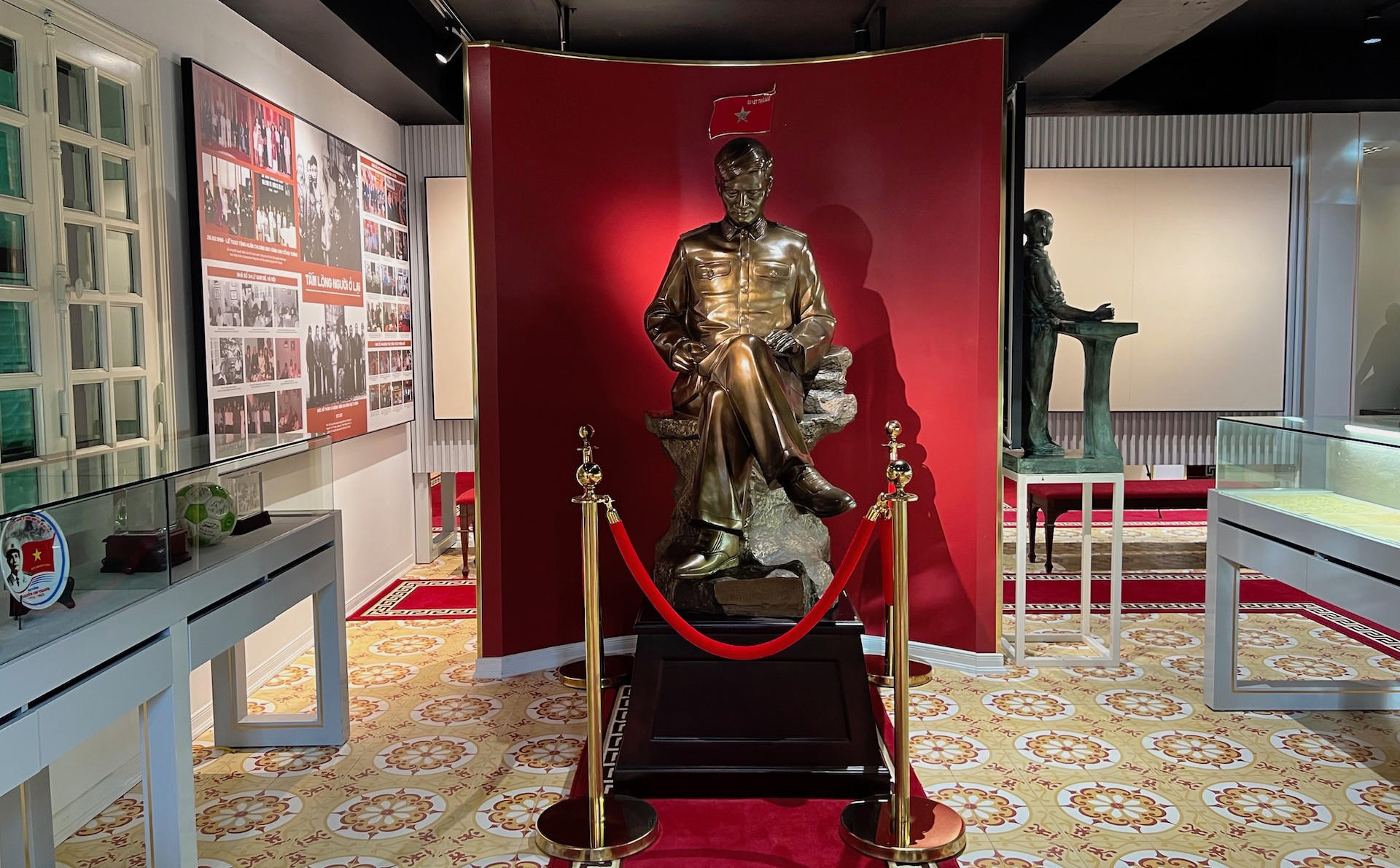 Bức tượng chân dung Đại tướng Nguyễn Chí Thanh. Bức tượng chân dung Đại tướng Nguyễn Chí Thanh.