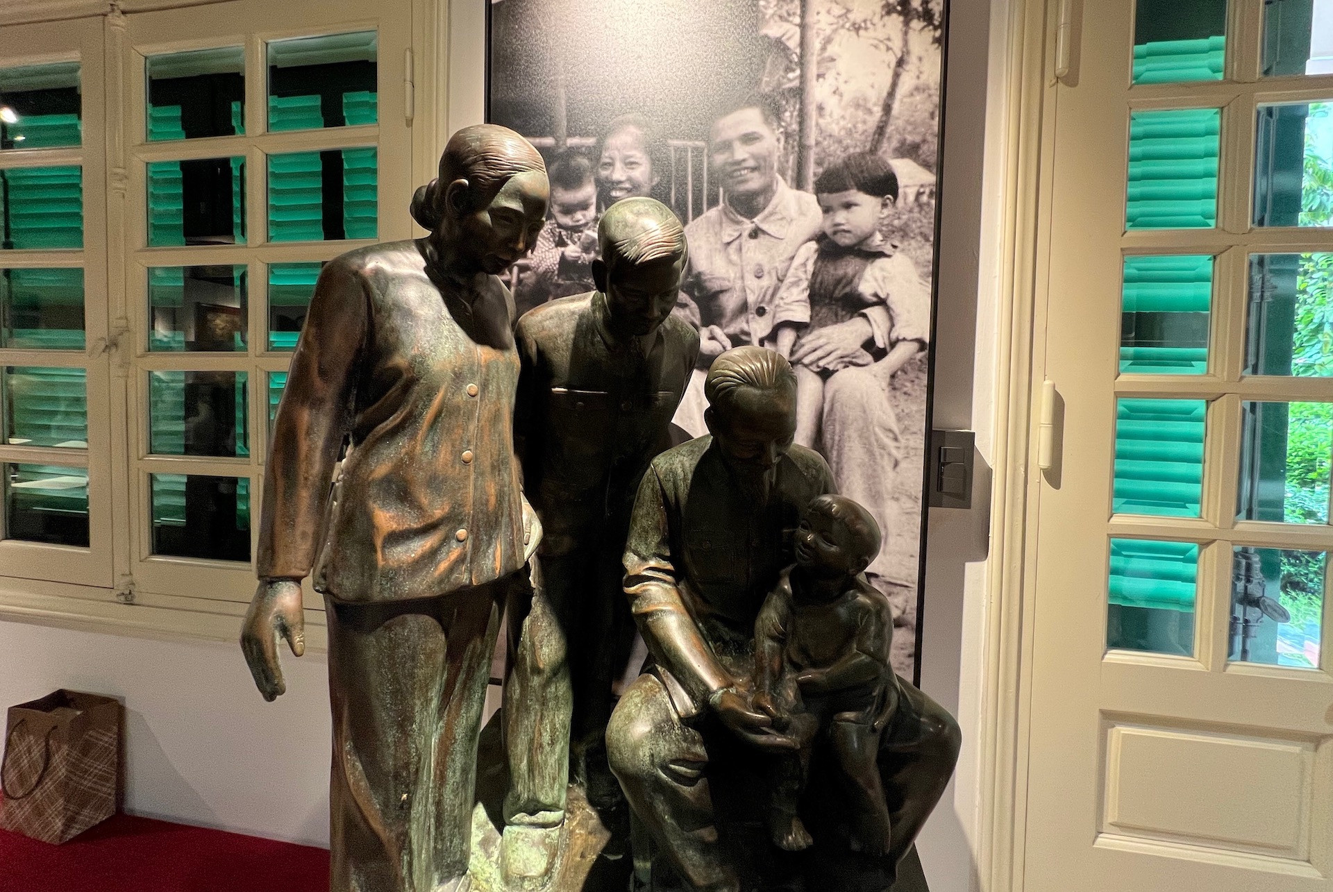 Bức tượng đồng của Bác Hồ và gia đình cố Đại tướng. Bức tượng đồng của Bác Hồ và gia đình cố Đại tướng.