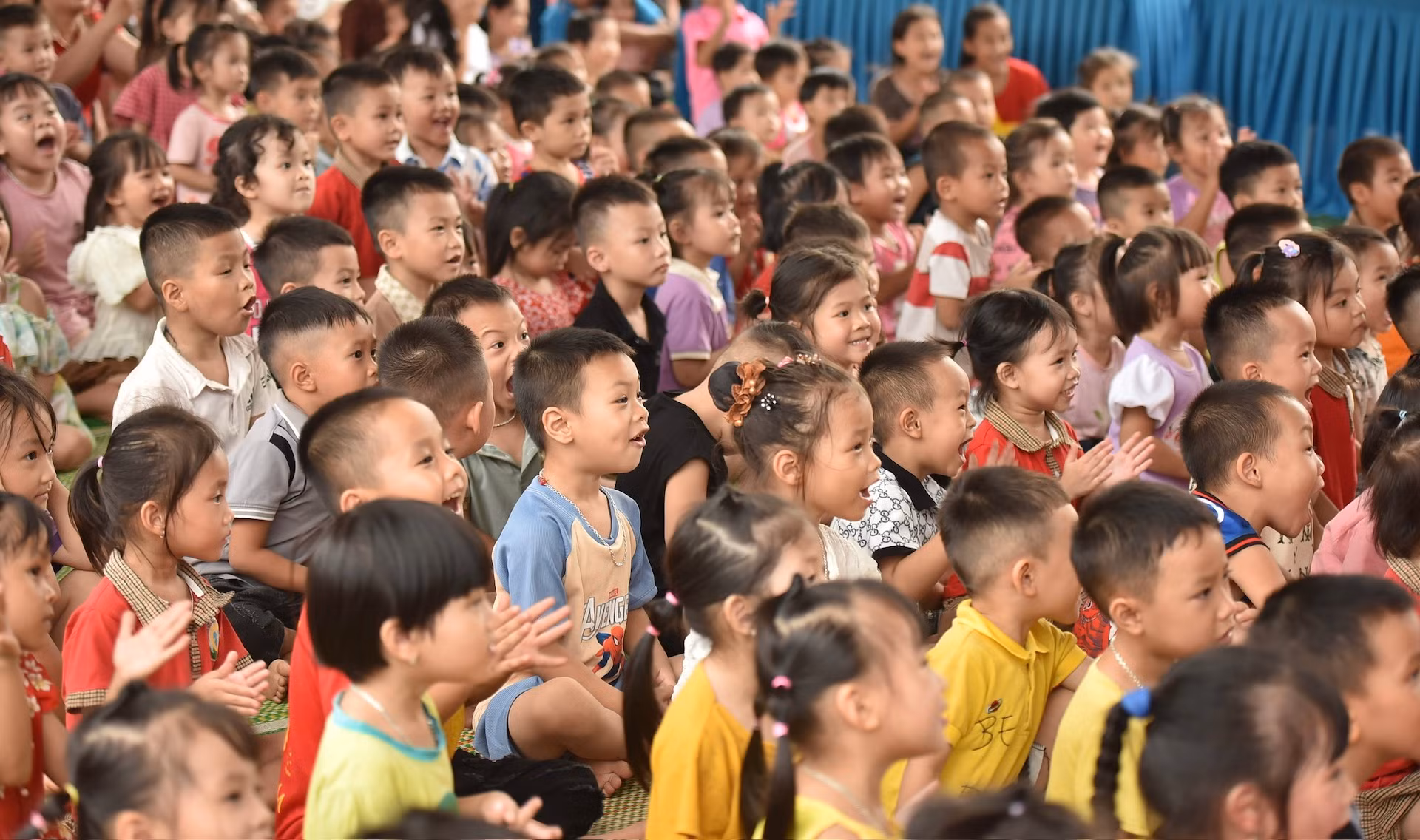 Những nụ cười của các em nhỏ là món quà "ngược trở lại" cho những người tổ chức chương trình.