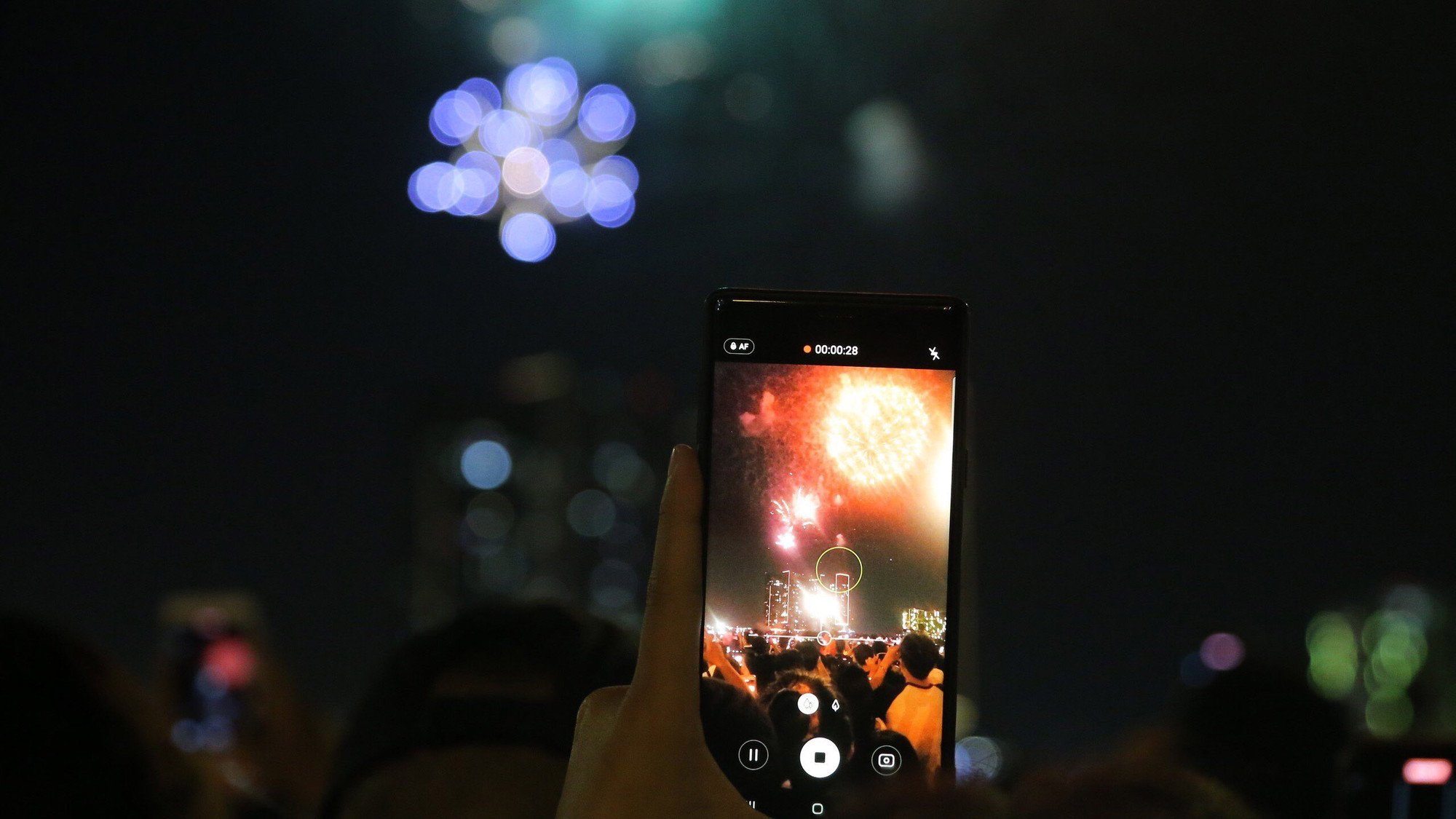 Mọi người đồng loạt ghi lại khoảnh khắc bước sang năm mới 2024.