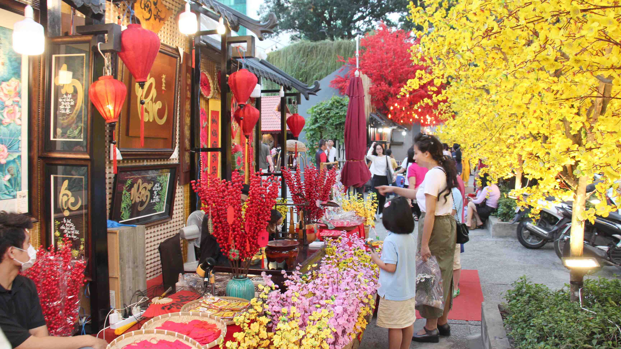 Các bạn trẻ "check in" tại con đường mai vàng rực rỡ trên đường Phạm Ngọc Thạch.