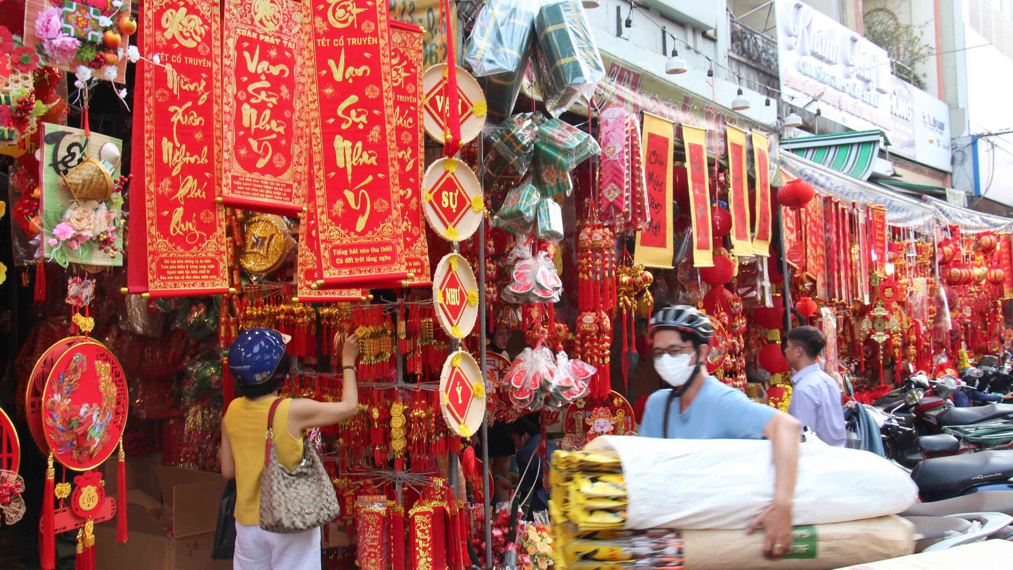 Theo một số chủ cửa hàng, năm nay đồ Tết được nhập về khá sớm, vừa qua Noel, Tết Dương lịch là nhập đồ trang trí Tết về bán.