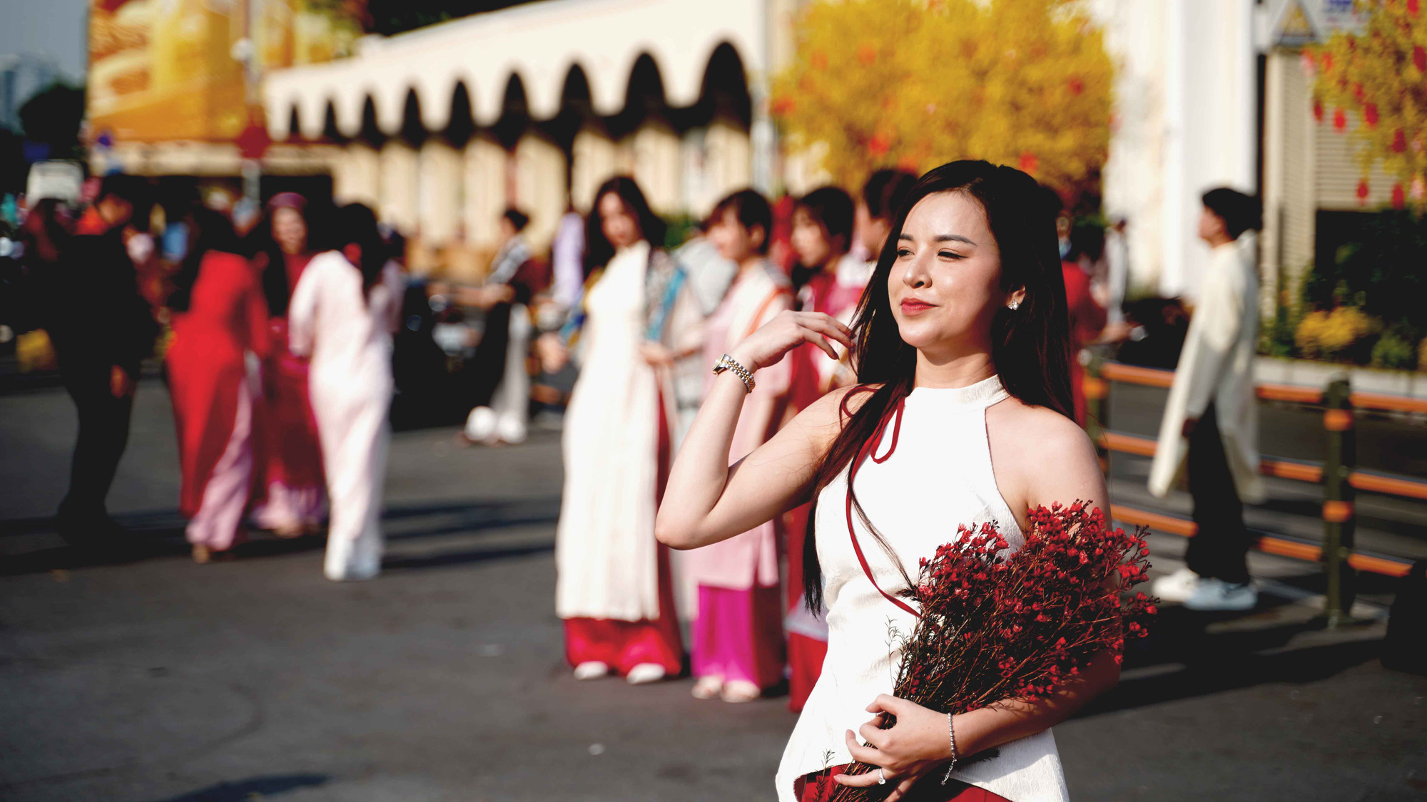 Nhiều bạn trẻ vui vẻ cùng nhau check-in chuẩn bị chào đón năm mới.