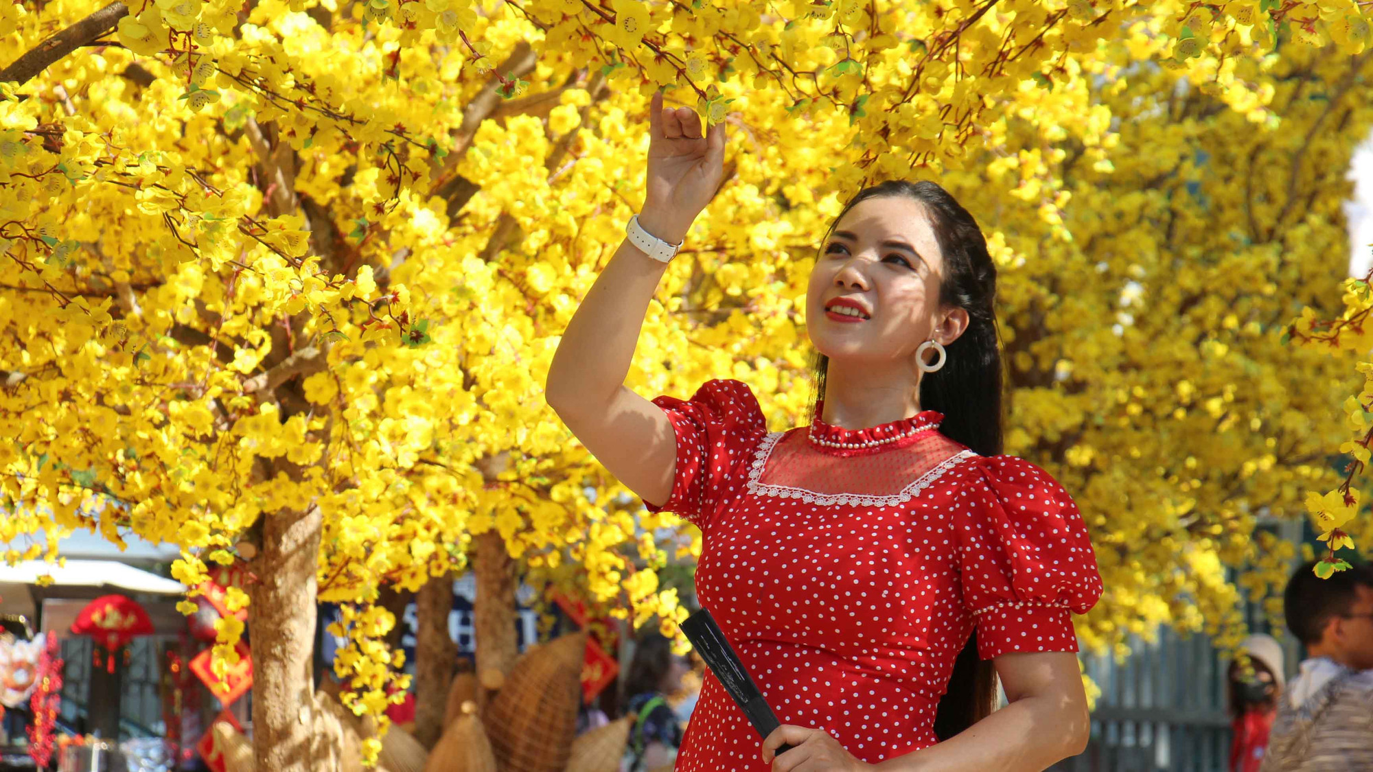 Theo ghi nhận chiều 24/1, phố ông đồ được trang trí với nhiều tiểu cảnh đẹp mắt, thu hút người dân, du khách đến tham quan.