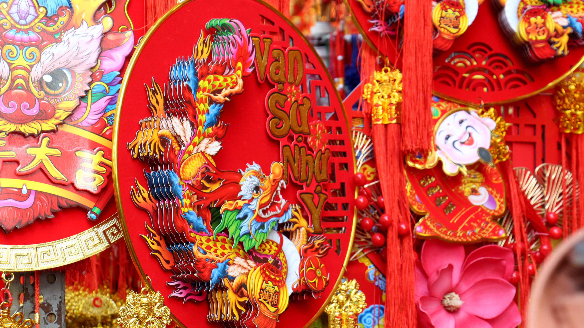 Linh vật của năm Giáp Thìn 2024 là rồng, vì vậy, đa số sản phẩm ở đây đều mang hình ảnh những chú rồng với mục đích cầu may mắn, vạn sự như ý.