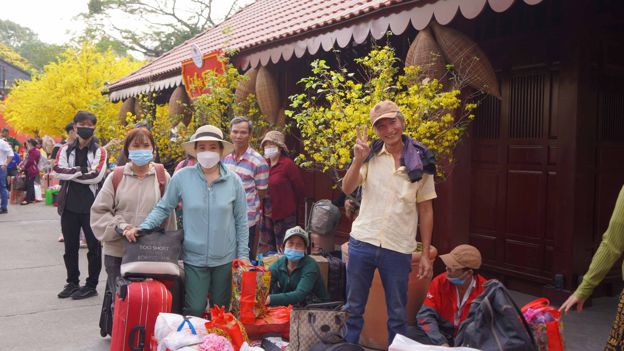 Niềm hạnh phúc của người lao động khi được chuẩn bị lên xe về quê đón Tết cùng gia đinh.