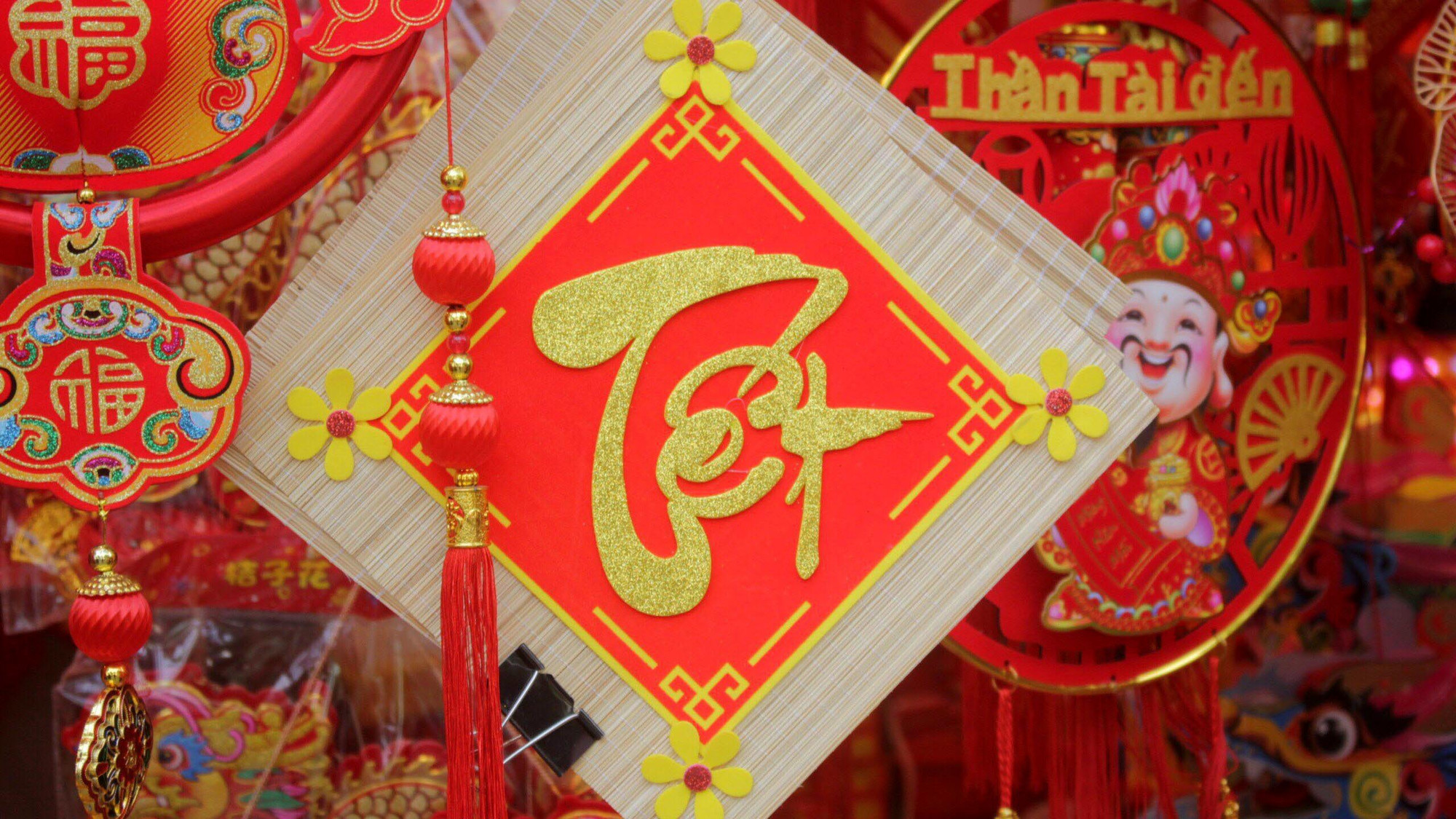 Những mặt hàng nơi đây mang đậm chất cổ truyền Việt Nam, đa dạng về hình thức lẫn màu sắc.