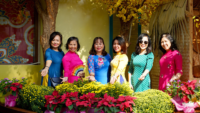 Vì được trang hoàng không gian Tết công phu, mang đậm nét Tết cổ truyền, địa điểm này được nhiều người trung niên ghé thăm hơn.