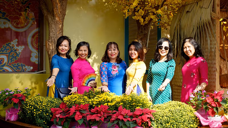 Vì được trang hoàng không gian Tết công phu, mang đậm nét Tết cổ truyền, địa điểm này được nhiều người trung niên ghé thăm hơn.